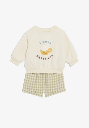 Felpa crema a maniche corte con stampa "I Love Babyccino" e pantaloni corti a quadri verdi con tasche, vita elastica e vestibilità comoda.