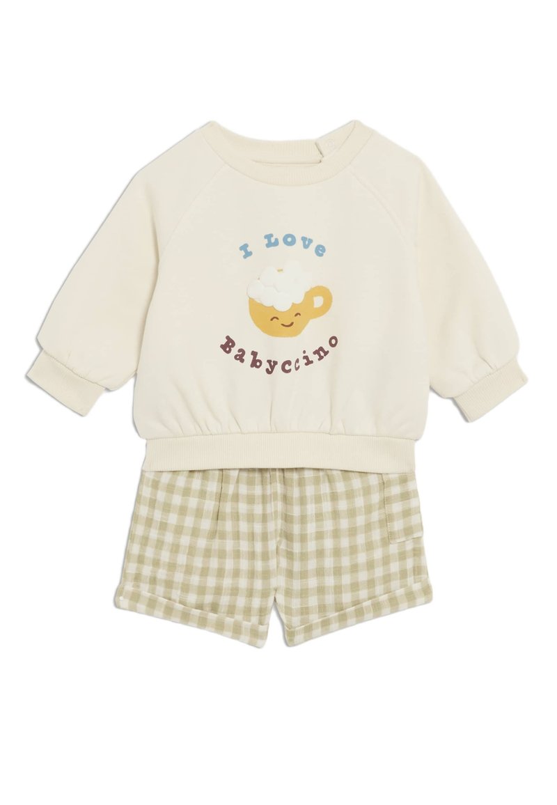 Felpa crema a maniche corte con stampa "I Love Babyccino" e pantaloni corti a quadri verdi con tasche, vita elastica e vestibilità comoda.