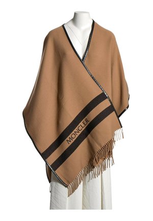 Kamelfarvet uldponcho med sort kant, frynser og sorte striber med "MONCLER" logoet foran.