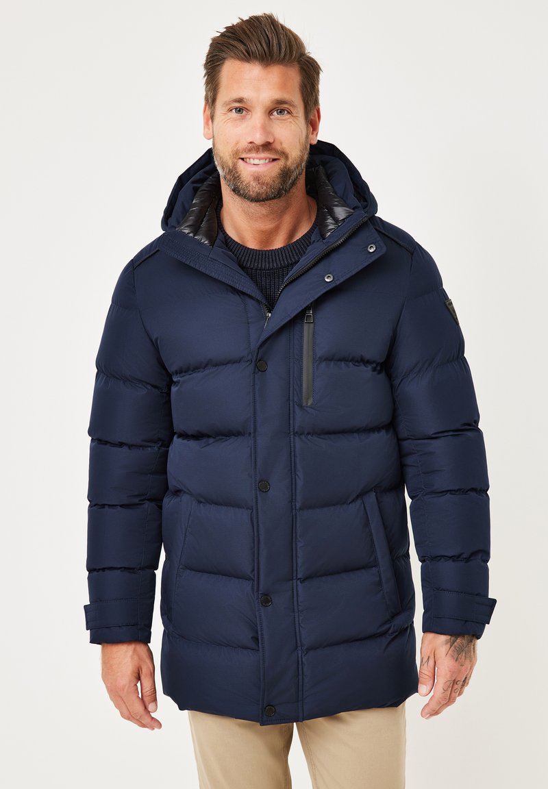Marineblaue Steppjacke mit horizontalen Nähten, vorderen Knöpfen, Reißverschlüssen und Kapuze. Verfügt über eine glatte, matte Textur und praktische Taschen.