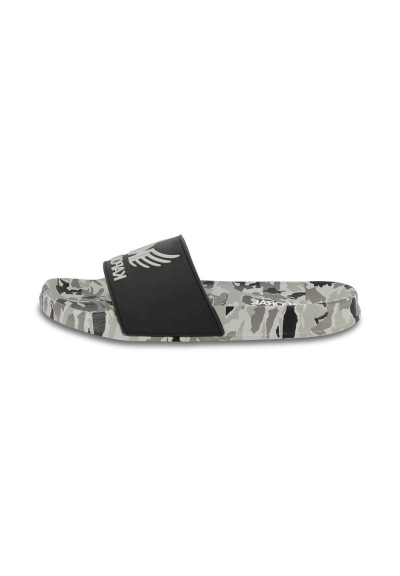 Sandale slide noire avec une large lanière, arborant un logo blanc. Semelle à motif camouflage en gris et noir. Matière en caoutchouc texturé.