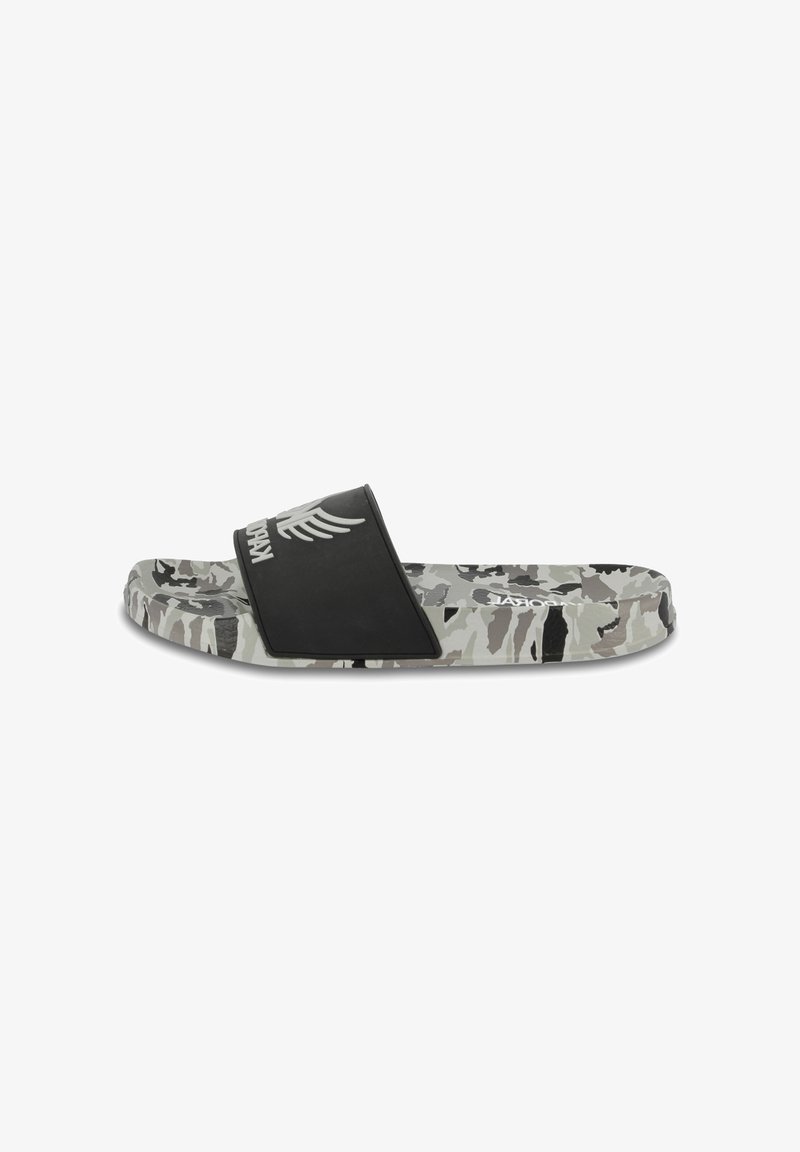 Sandale slide noire avec une large lanière, arborant un logo blanc. Semelle à motif camouflage en gris et noir. Matière en caoutchouc texturé.