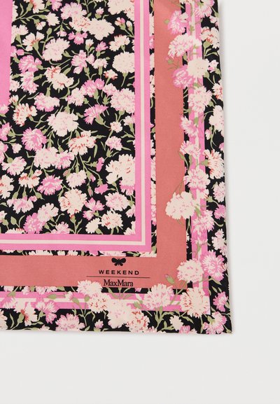 Τετράγωνο μαντήλι με ροζ και λευκά ανθισμένα σχέδια σε μαύρο και ροζ φόντο, με το λογότυπο «Weekend Max Mara» στο κάτω μέρος.