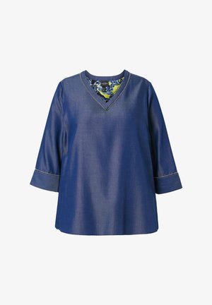 Modrá dlouhý rukáv halenka s výstřihem do V, dekorativním prošitím na límci a manžetách a vzorovanou vnitřní podšívkou límce.