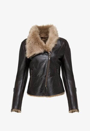 Rudas odinis švarkas su šviesiu kailiniu apykakle ir hemu. Jame yra priekinis užtrauktukas ir šoniniai kišeniai, suteikiantys funkcionalumo dizainui.