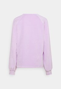 Felpa lilla con maniche raglan lunghe, polsini a coste e una texture morbida. La parte posteriore è semplice, senza motivi o dettagli aggiuntivi.