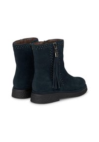Granatowe zamszowe botki za kostkę z ćwiekowanymi akcentami i bocznym zamkiem błyskawicznym. Posiadają szczegół w postaci frędzla oraz gumową, teksturowaną podeszwę zapewniającą przyczepność.