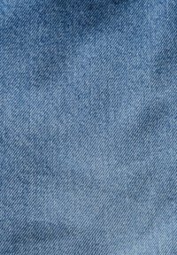 Helles blaues Denimgewebe mit einem diagonalen Köpergewebe und subtiler Textur. Gleichmäßige Farbgebung mit leichten Variationen und ohne sichtbare Muster.