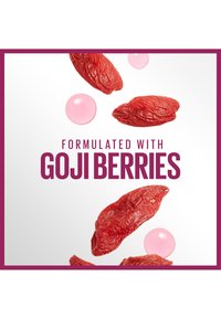 Bacche di Goji di forme e dimensioni varie, alcune intere e altre affettate, con sfere rosa sparse su uno sfondo bianco. Il testo recita "Formulato con Bacche di Goji."
