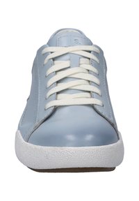Jasnoniebieskie skórzane trampki z białymi sznurowadłami i teksturowaną białą gumową podeszwą, charakteryzujące się gładkim, zaokrąglonym noskiem oraz minimalistycznym designem.