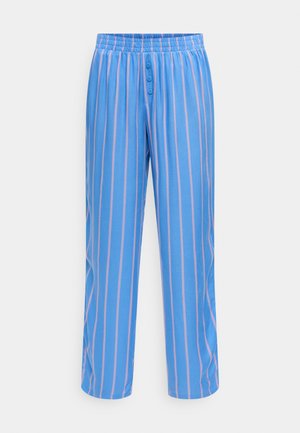 Blaue Pyjamahose mit vertikalen, hellrosa Streifen, elastischem Bund und einem Drei-Knopfleistenverschluss auf weißem Hintergrund.