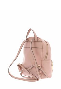 Sac à dos en cuir rose à texture lisse, équipé de bretelles réglables, d'une poignée supérieure et de détails en fermeture éclair dorée. Design compact avec une poche latérale.