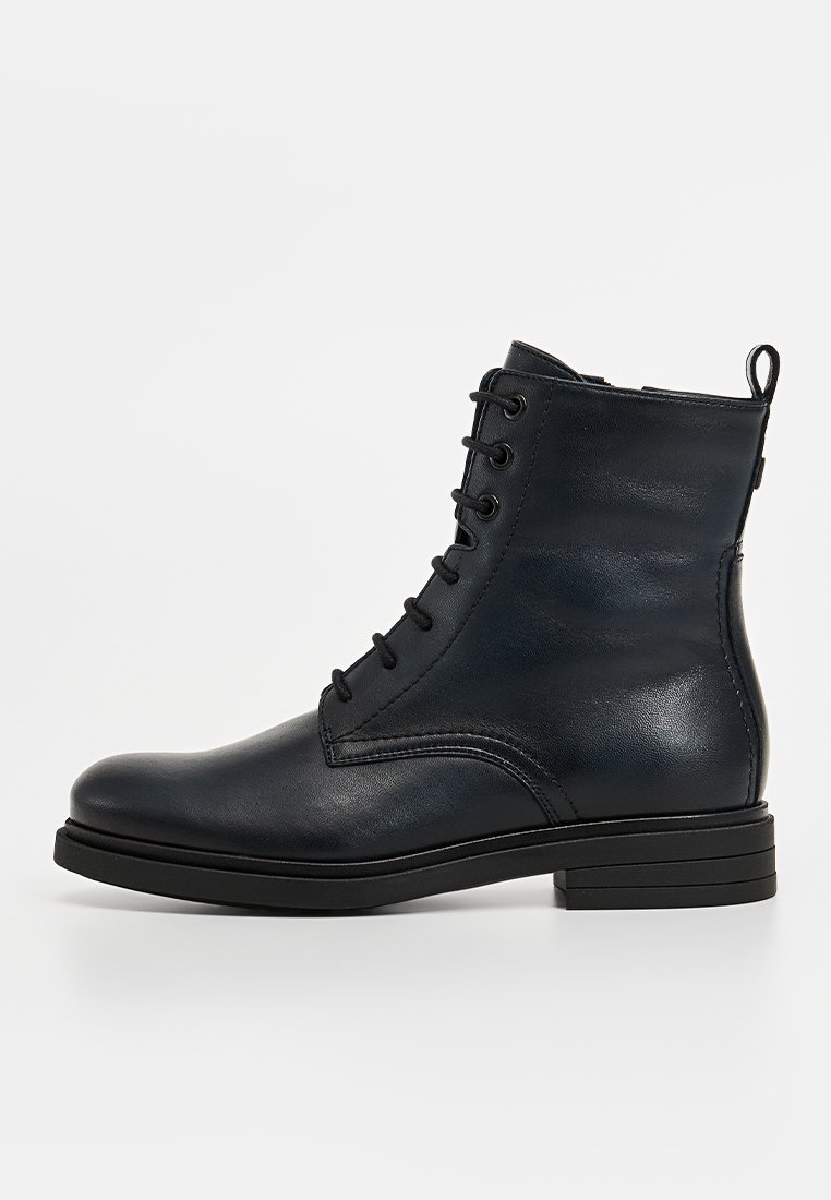 Zwarte leren enkellaars met een ronde neus, vetersluiting aan de voorkant en een lage blokhak. Glad textuur en minimalistisch ontwerp.