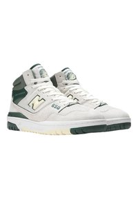 Zapatillas altas de cuero y ante en gris claro con detalles en verde, que cuentan con una caja de dedos perforada, cierre de cordones en la parte delantera y un collar acolchado.