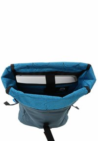 Mochila de tipo roll-top en azul y gris con un patrón interior topográfico, que cuenta con un compartimento principal para un portátil y correas ajustables.