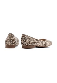 Ballerine con stampa leopardata realizzate in tessuto morbido, con punta arrotondata, tacco basso e suola flessibile. Presentano una superficie liscia e un motivo sottile.