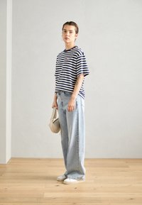 Scotch & Soda CORE THE FREE SPIRIT PEACE BIRD  - Print T-shirt - navy/white