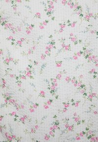 Bílá látka s květinovým vzorem, na kterém jsou růžové růže a zelené listy, s jemně strukturovaným žebrovaným povrchem.