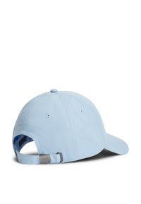Ανοιχτό μπλε καπέλο μπέιζμπολ με κυρτό γείσο, ρυθμιζόμενο λουράκι και κεντημένο λογότυπο στο πίσω μέρος. Κατασκευασμένο από ύφασμα με ομαλή υφή.