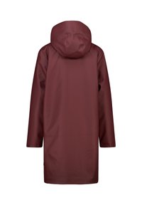 Sateen punainen vedenpitävä takki hupulla, pitkillä hihoilla ja suoralinjaisella leikkauksella. Silkkinen pinta, jossa on napsautuskiinnitys hihoissa ja minimalistinen muotoilu.