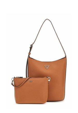 Set de bolsos Guess de cuero marrón, uno grande tipo cubo con correa para el hombro y un pequeño bolso con cremallera y correa para la muñeca.