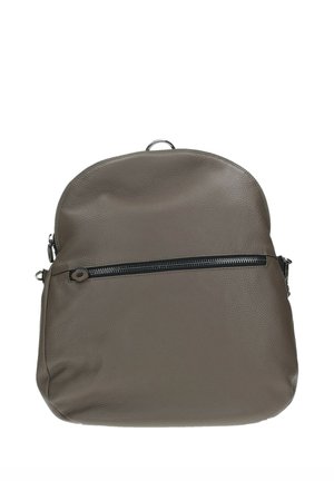 Mochila compacta de cuero gris con un bolsillo delantero horizontal con cremallera y un pequeño anillo metálico en la parte superior para colgar.