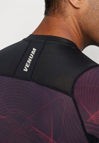 Venum AIR RASHGUARDS - Marškinėliai su spaudiniu - deep black/fire red