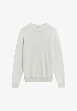 Jasnoszary sweter z dzianiny o okrągłym dekolcie, ściągaczach na rękawach i dolnym brzegu oraz miękkiej fakturze. Brak widocznych wzorów lub grafik.