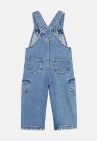 Overoles de mezclilla azul claro para niños con tirantes ajustables, dos bolsillos traseros y bolsillos laterales de carga redondeados.