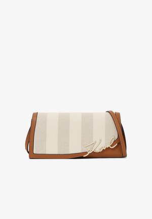 Bolso bandolera rectangular en beige y marrón con rayas diagonales, detalles en cuero marrón y la firma dorada "Karl" en la solapa frontal.