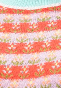 Pulover tricotat cu gât rotund, cu dungi alternative de culoare coral, lavandă și verde, împodobit cu modele florale pe toată suprafața.