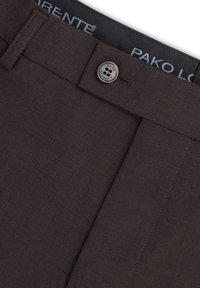 Brązowe spodnie materiałowe z płaskim przodem, zapięciem na jeden guzik oraz teksturowanym splotem. Metka głosi "PAKO LORENTE."