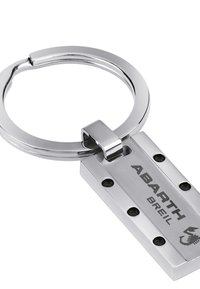 Metalen sleutelhanger met een ronde ring en een rechthoekige tag met een geborstelde afwerking, gegraveerd logo en verschillende kleine gaatjes. Zilveren kleur.