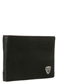 Portafoglio in pelle nera con superficie testurizzata, design a due pieghe e un accento in argento con il logo Strellson. Presenta un taglio vicino a un angolo.