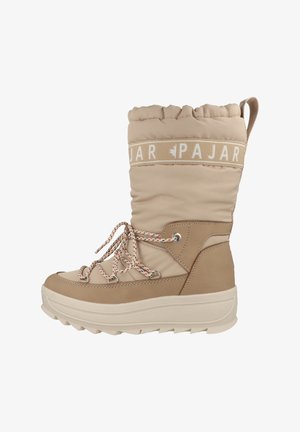 Botte d'hiver beige montante avec un haut matelassé, fermeture à lacets à l'avant, semelle en caoutchouc et accents en tissu, avec une bande logo sur le haut.