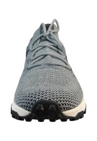 Baskets de sport grises avec une tige en tricot texturé, bout rond et semelle extérieure en caoutchouc noir. Dotées de lacets gris et d'un design minimaliste.