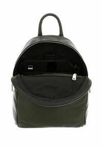 Sac à dos en cuir vert foncé, de forme arrondie, avec un compartiment principal zippé et une poche avant. L'intérieur comprend des compartiments d'organisation.