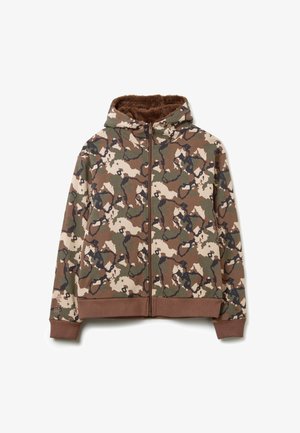 Chaqueta con capucha y cierre de cremallera con patrón de camuflaje en tonos marrón, verde y beige, puños y dobladillo acanalados, y suave forro marrón en el interior de la capucha.