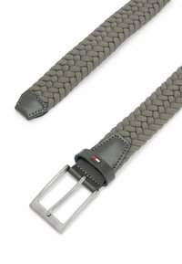 Grau geflochtener Gürtel aus gewebtem Material mit einer Leder Spitze. Verfügt über eine Metallschließe und ein kleines Logo am ledernen Befestigungsbereich.