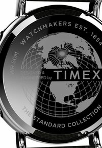 Tył zegarka Timex z wzorem globu oraz tekstami: "Zegarmistrzowie zał. 1854", "WR 50M" oraz "Kolekcja Standardowa".
