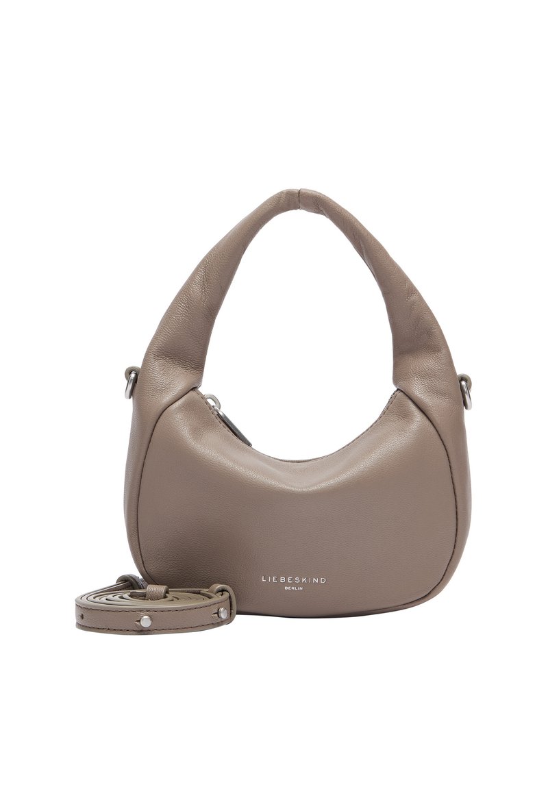 Borsa a tracolla in pelle marrone con design curvo e manico corto. Presenta una tracolla staccabile e il nome del marchio impresso sul davanti.