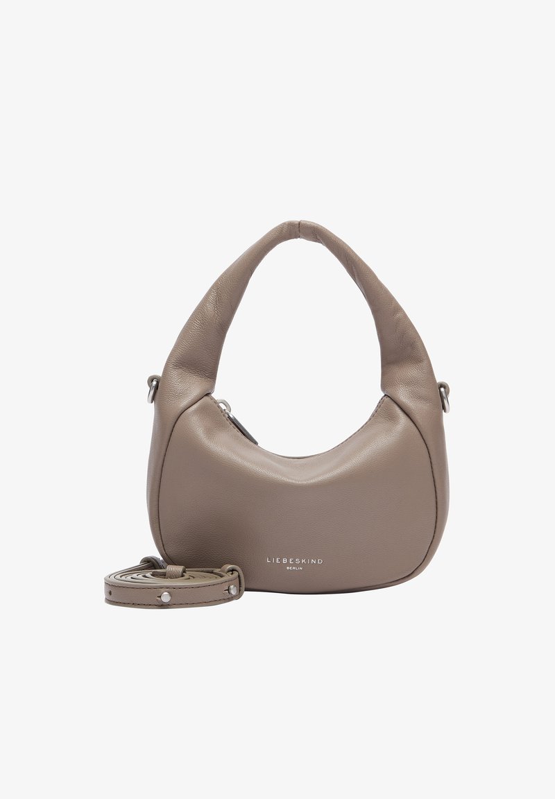 Borsa a tracolla in pelle marrone con design curvo e manico corto. Presenta una tracolla staccabile e il nome del marchio impresso sul davanti.