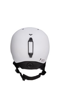 Witte sneeuwsporthelm met zwarte verstelbare band, ventilatiedial achterop en kleine clip voor goggles of accessoires.