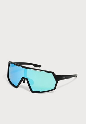 Lunettes de sport noires avec monture angulaire et grandes verres bleus miroir sur fond blanc.