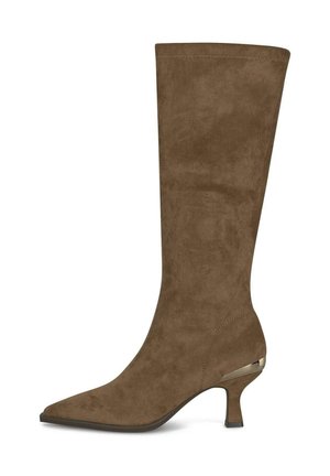 Bota marrón de ante hasta la rodilla, con punta afilada y tacón bajo de tipo kitten con detalle metálico en la parte trasera.
