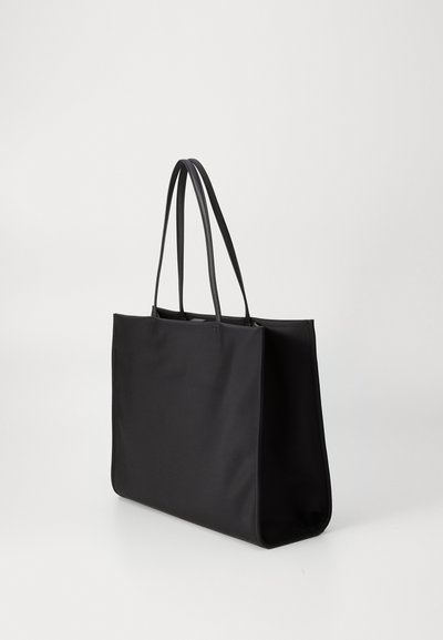 Geantă tote neagră, din material neted, cu formă rectangulară, mânere duale și design minimalist. Fără modele vizibile sau detalii metalice.