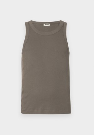 Lichtbruine geribbelde tanktop met een ronde halslijn, mouwloos ontwerp en een rechte zoom. Gemaakt van zachte, rekbare stof.