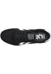 Schwarze Sneaker mit einem Obermaterial aus Wildleder und Textil, weißen Chevron-Streifen, Schnürsenkeln und einem gepolsterten Schaft. Gummisohle mit Logo auf der Innensohle.