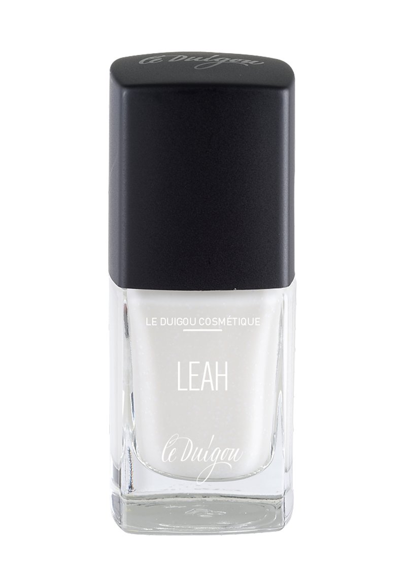 Transparenter Glasnagellackbehälter mit schwarzem quadratischem Deckel. Der Nagellack im Inneren ist ein perlmuttartiger Weißton mit der Bezeichnung "LEAH."