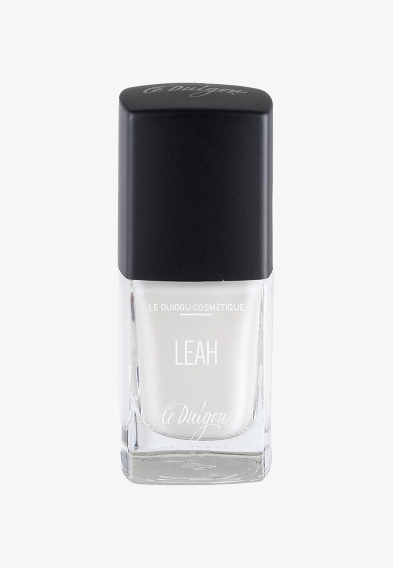 Transparenter Glasnagellackbehälter mit schwarzem quadratischem Deckel. Der Nagellack im Inneren ist ein perlmuttartiger Weißton mit der Bezeichnung "LEAH."